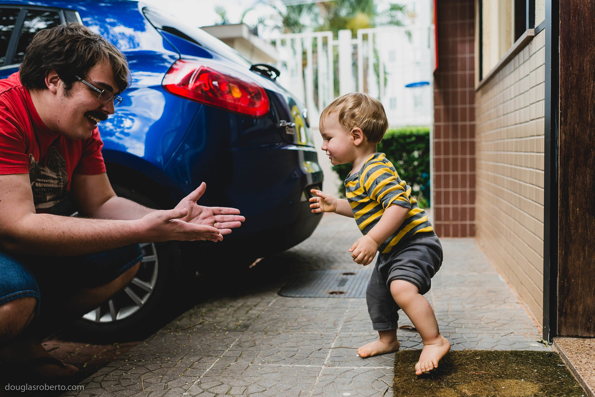 criança brincando com o pai