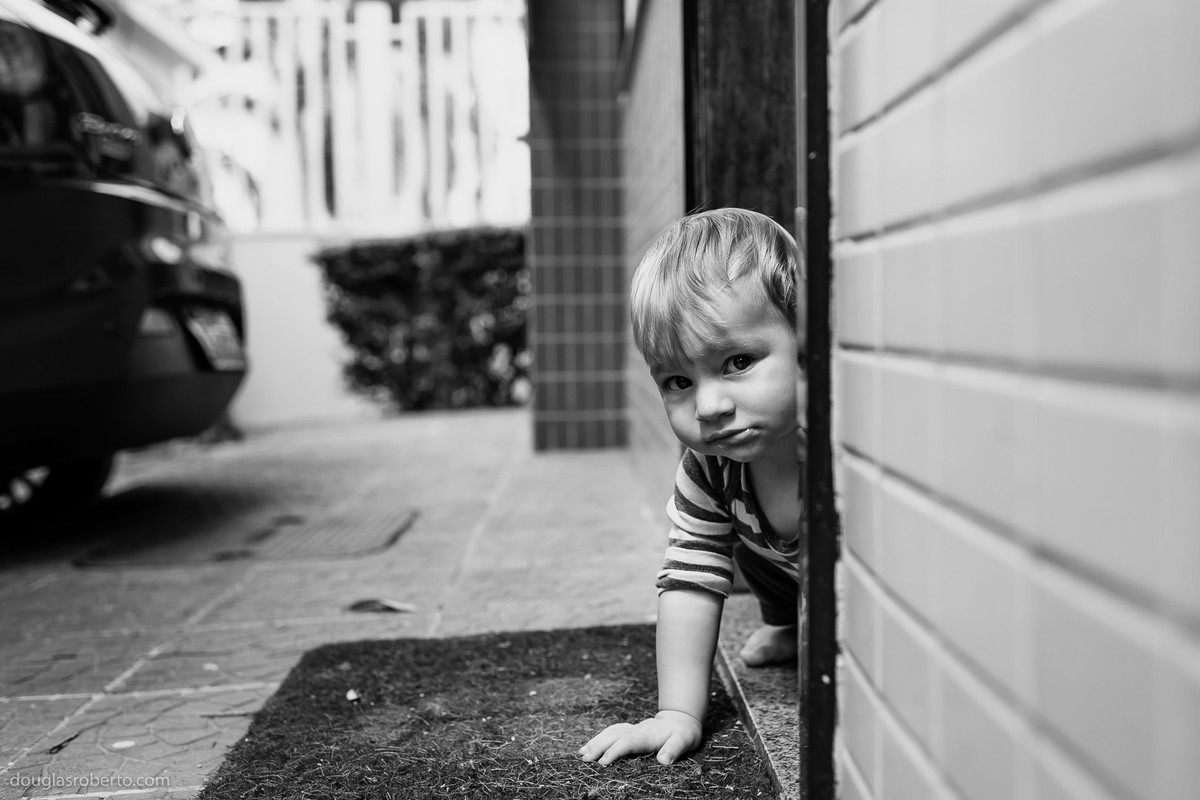 criança olhando desconfiado