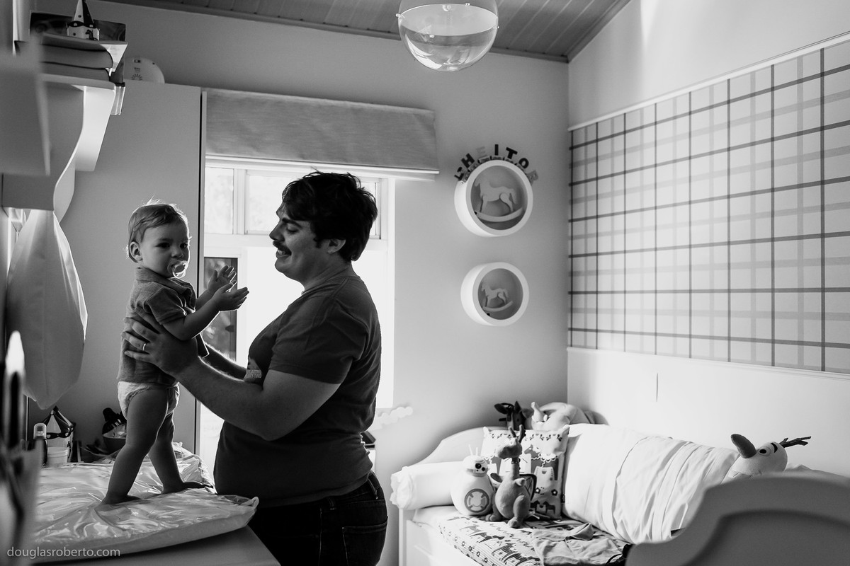 pai trocando seu filho