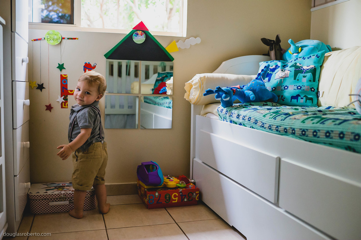 criança brincando no quarto