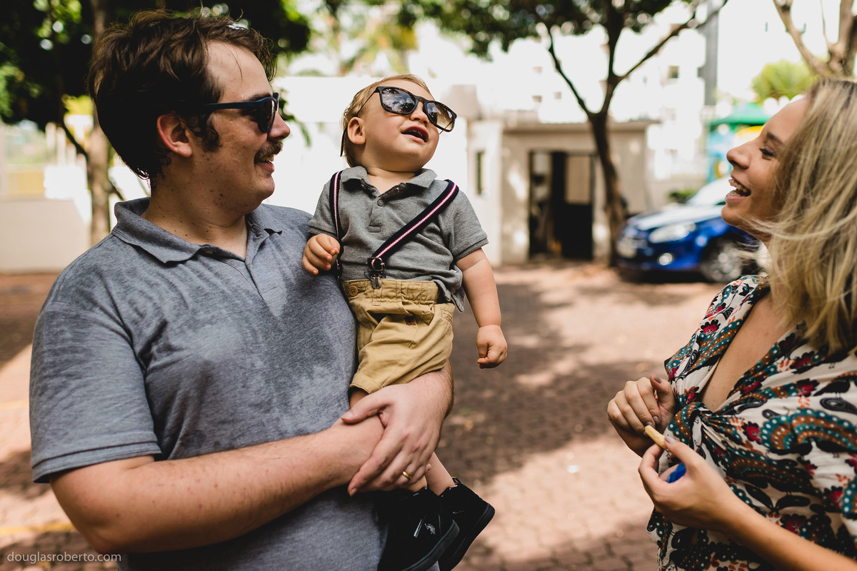 menino usando óculos de sol
