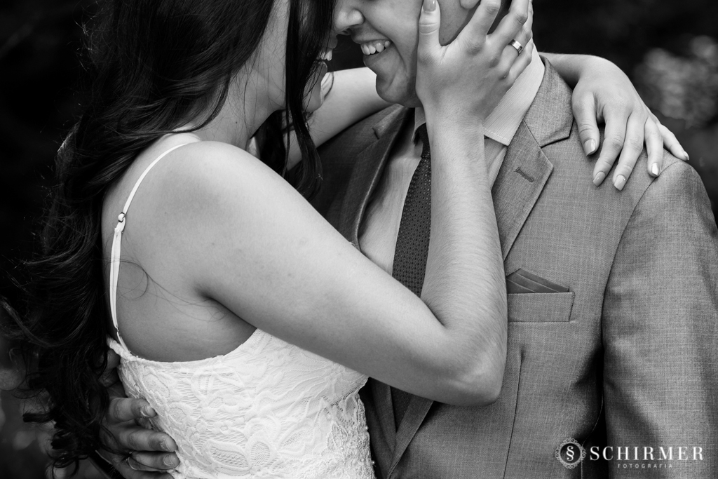 casal abraçando Ensaio pré casamento Andrielle e Felipe em Canela - RS - Fotografia de Sidnei Schirmer Fotografo em Porto Alegre RS