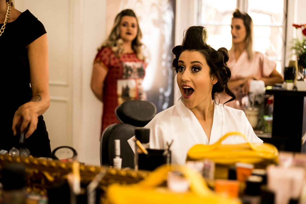 noiva olhando a maquiagem de noiva no making of