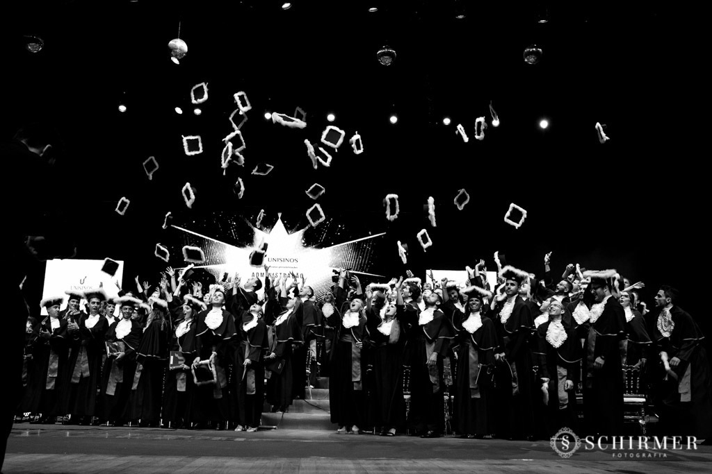 jogando barrete de formatura
