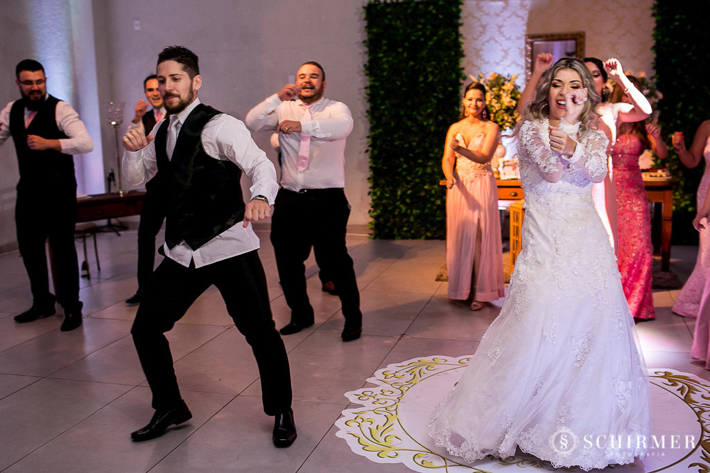 noivos e padrinhos dançando