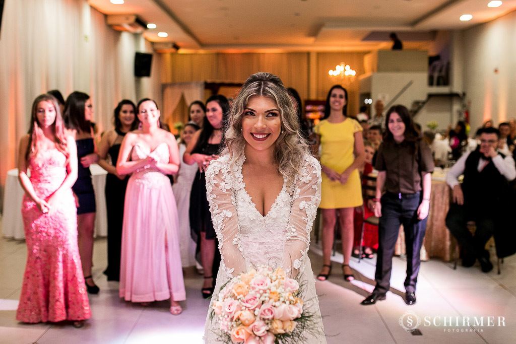 noiva jogando o bouquet