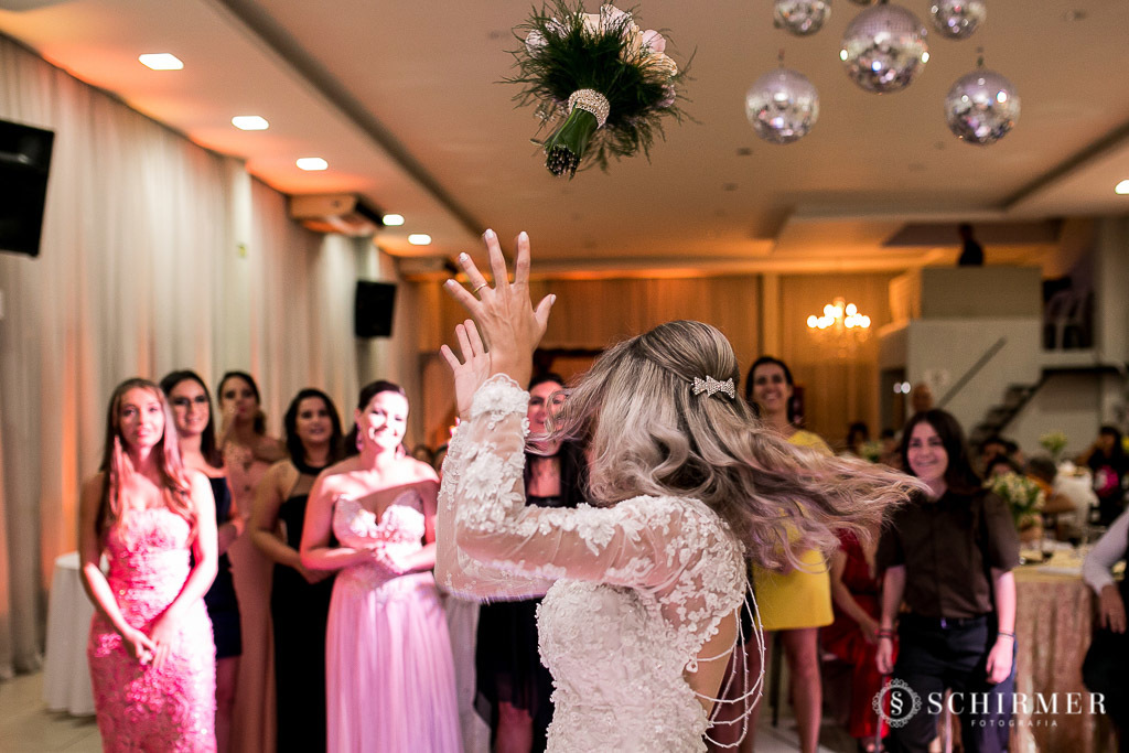 noiva jogando o buque