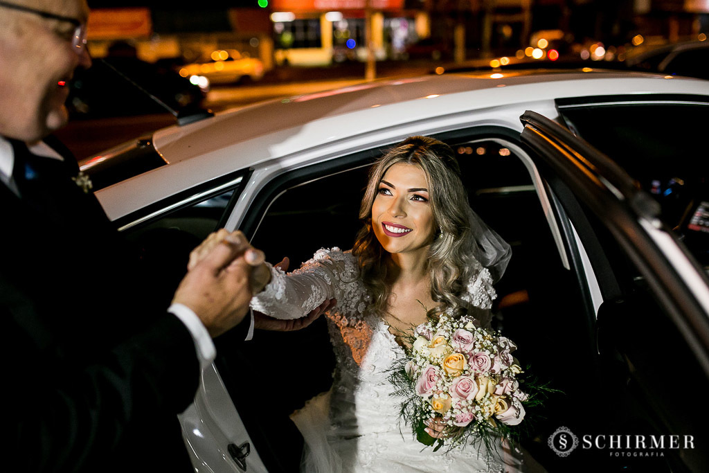 noiva chegando na igreja com o pai
