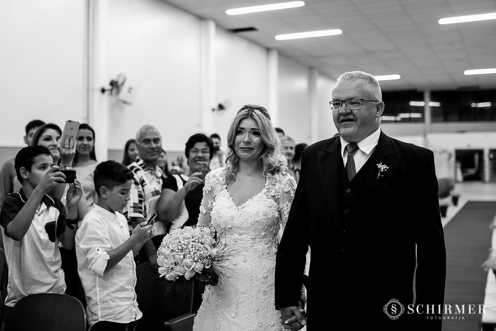 noiva entrando emocionada