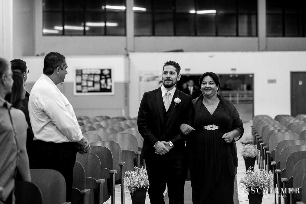 entrada do noivo com a mãe