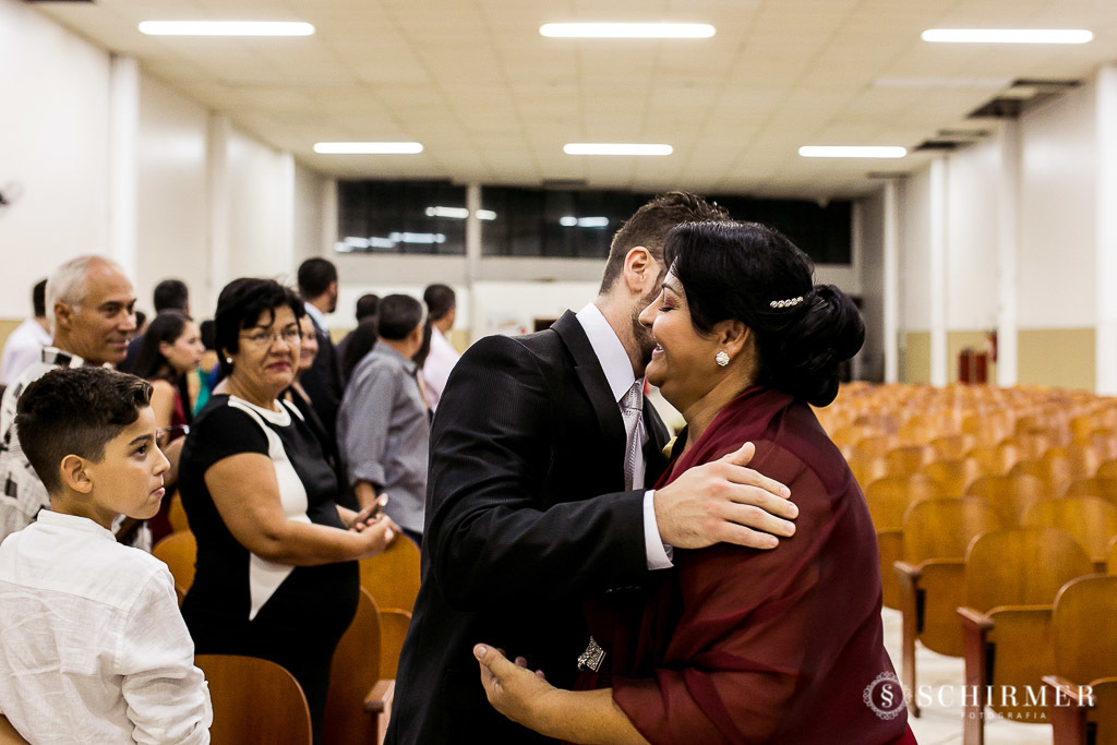 noivo beijando a mãe
