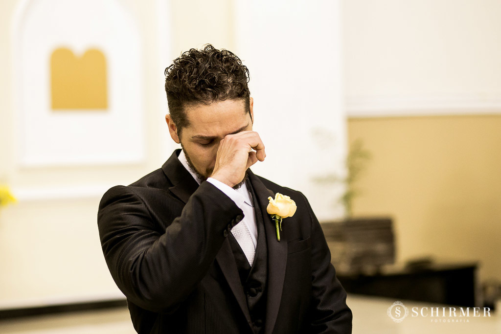 noivo emocionado com a chegada da noiva