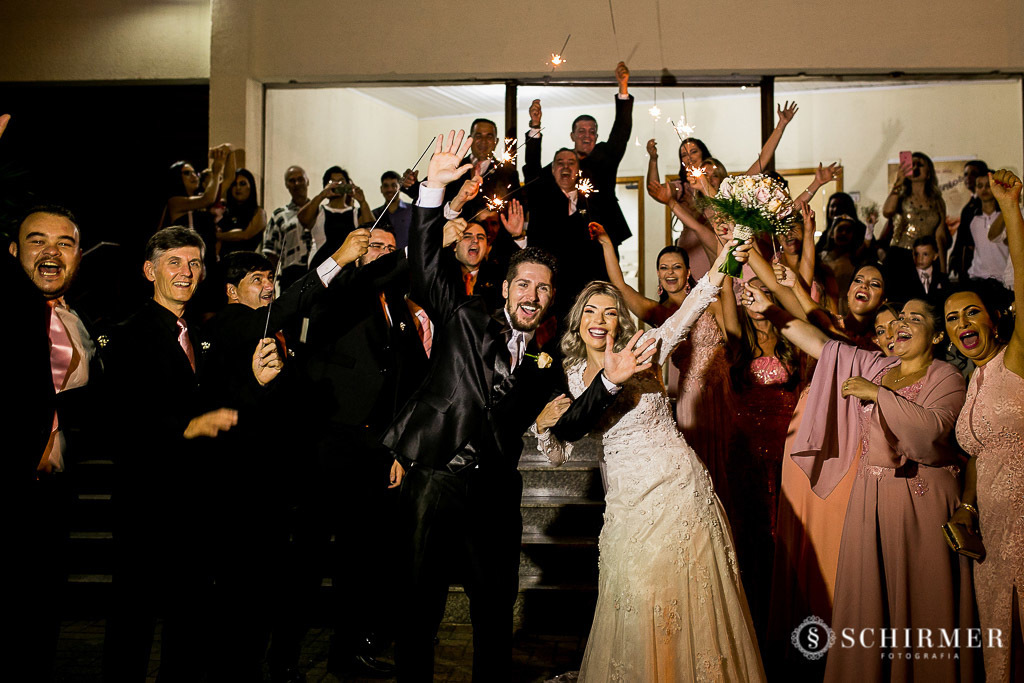 saída dos noivos e padrinhos