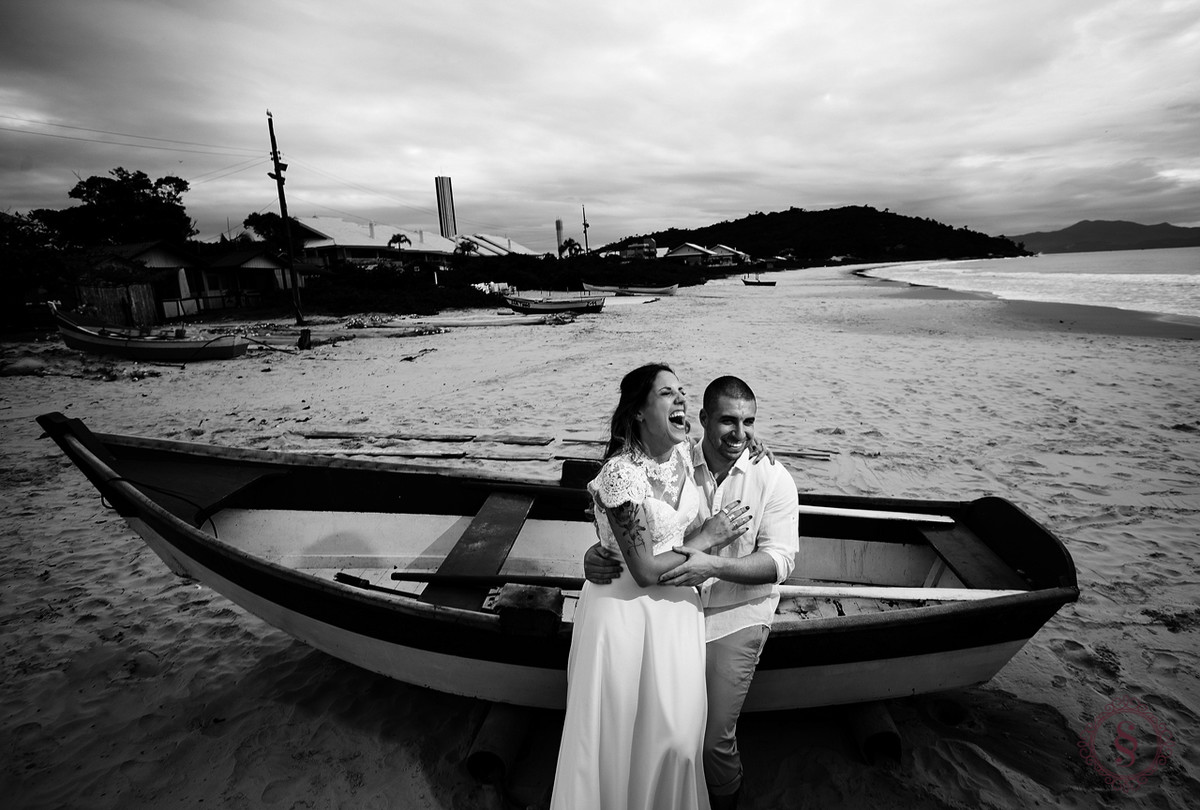 noivos sentato em barco em floripa sc