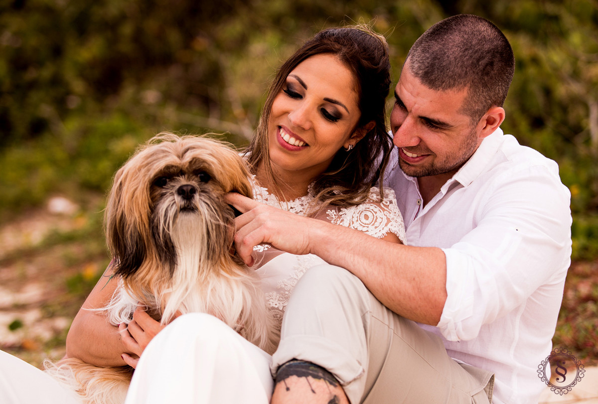 casal sentado com cachorro no colo em floripa sc