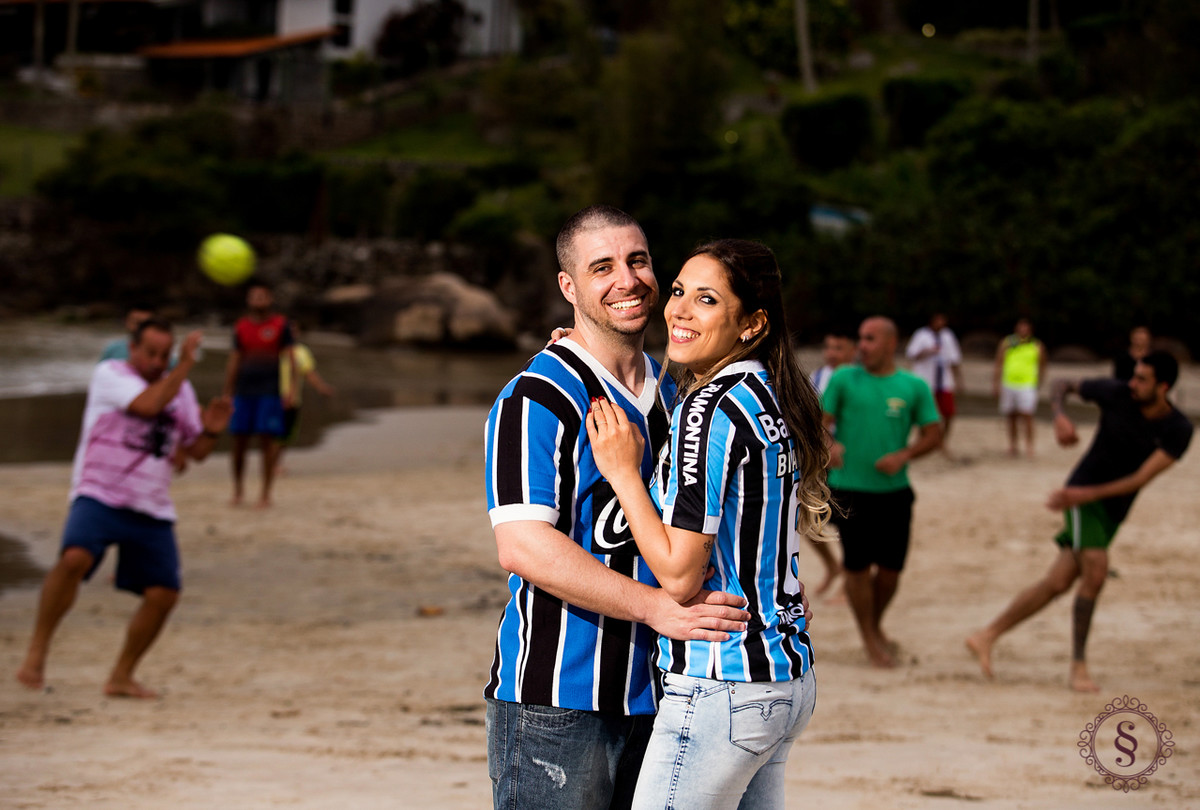 casal com camiseta do grêmio na praia