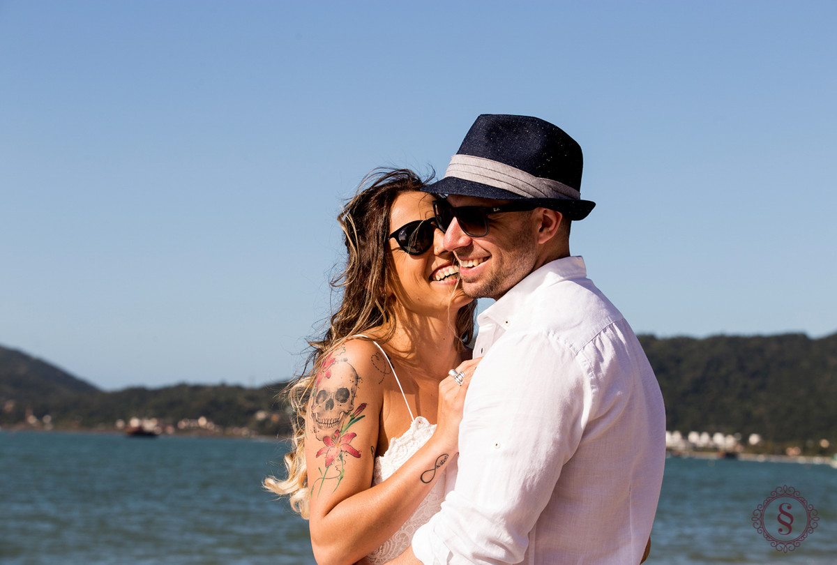 noivos sorrindo na praia de Floripa sc