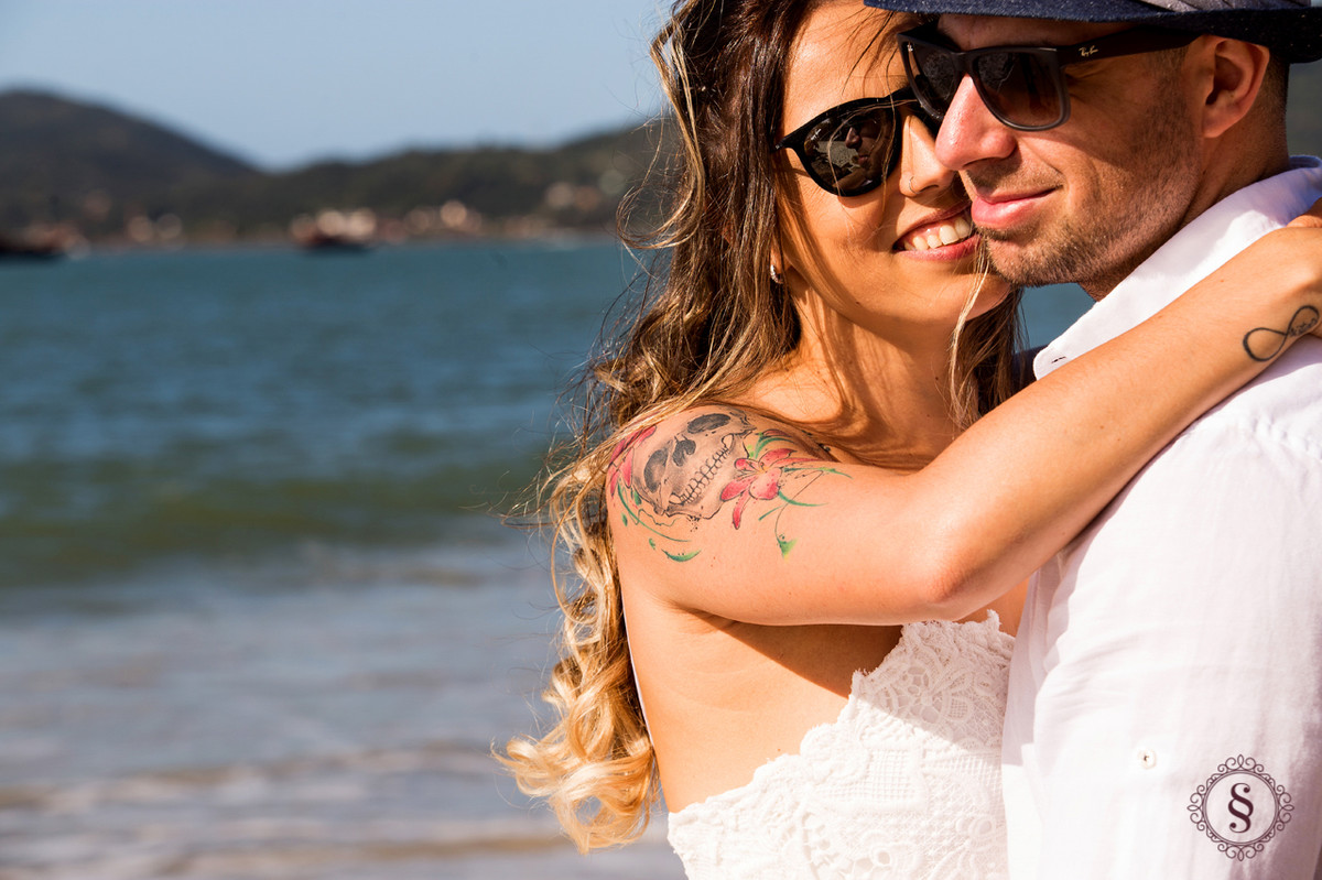 noivos abraçados em na praia de canasvieira SC