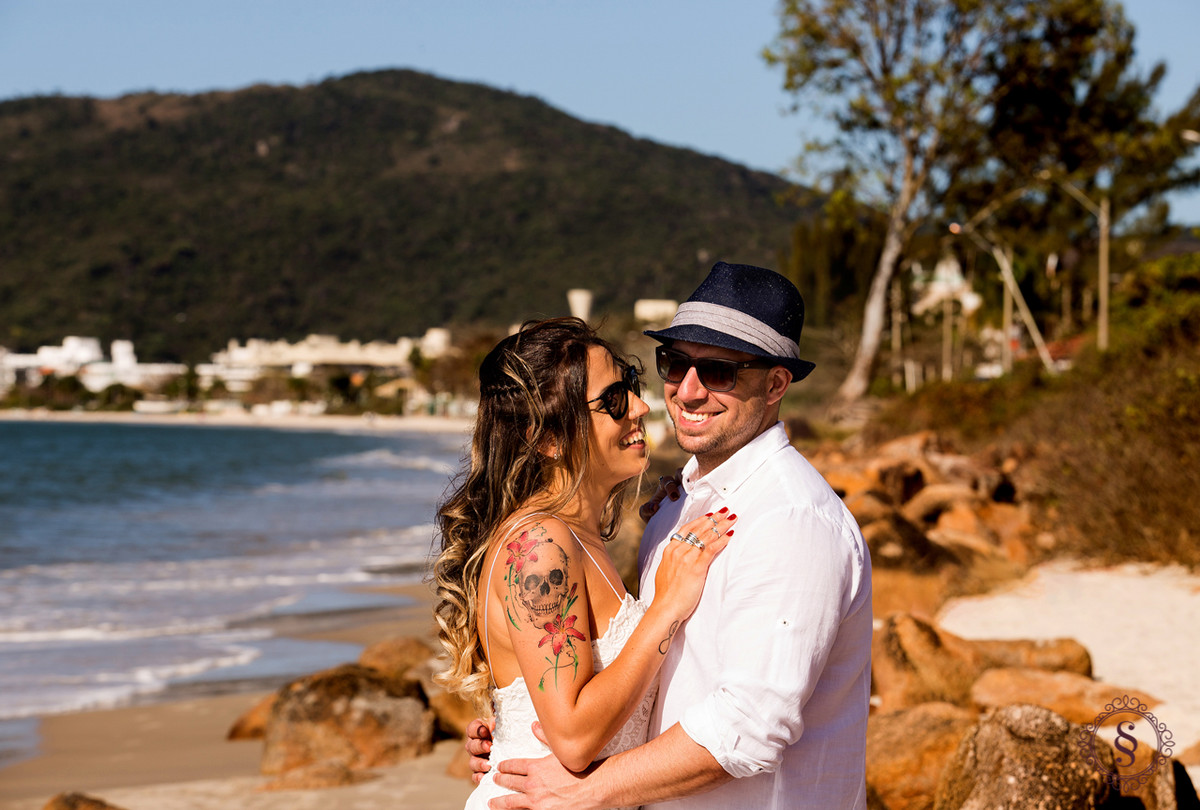 noivos sorrindo na praia de Floripa sc