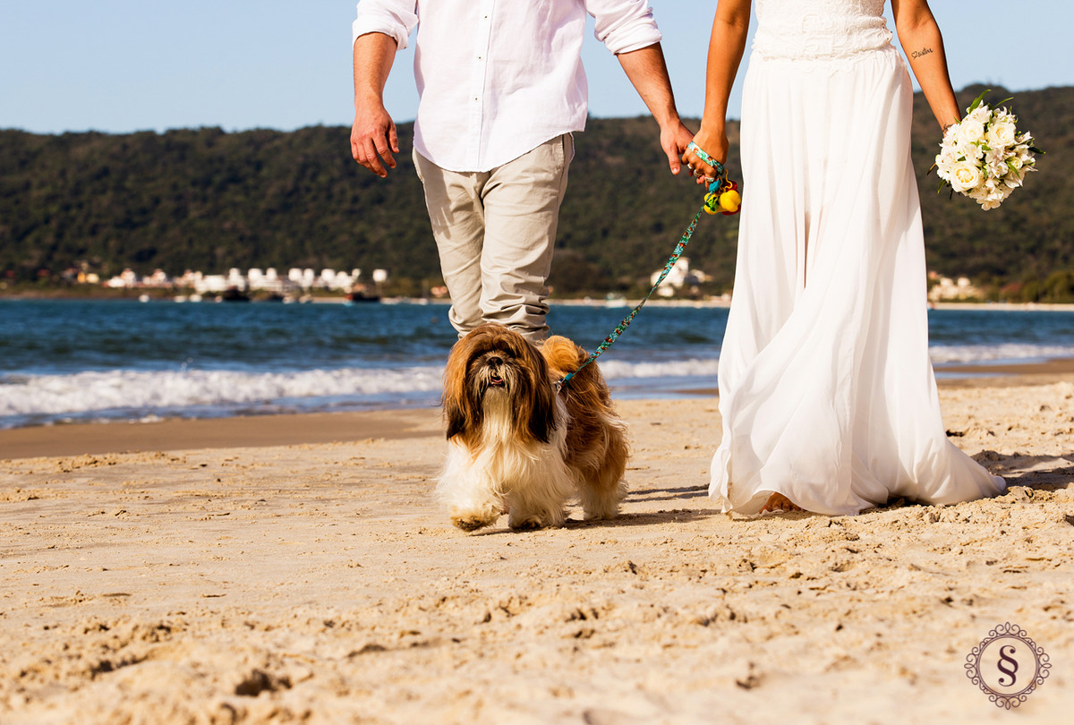 noivos passeando na praia de floripa sc