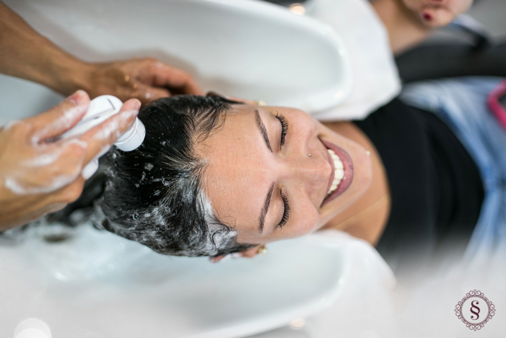 formanda no making of lavando cabelo