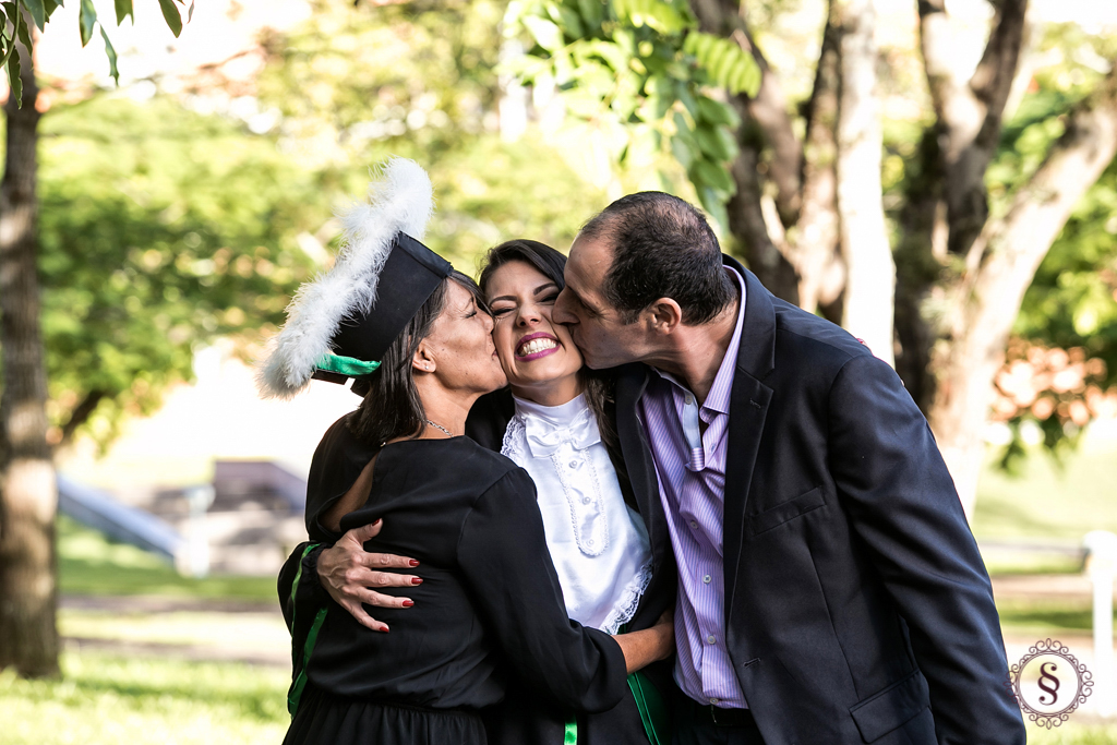 pais beijando a formanda