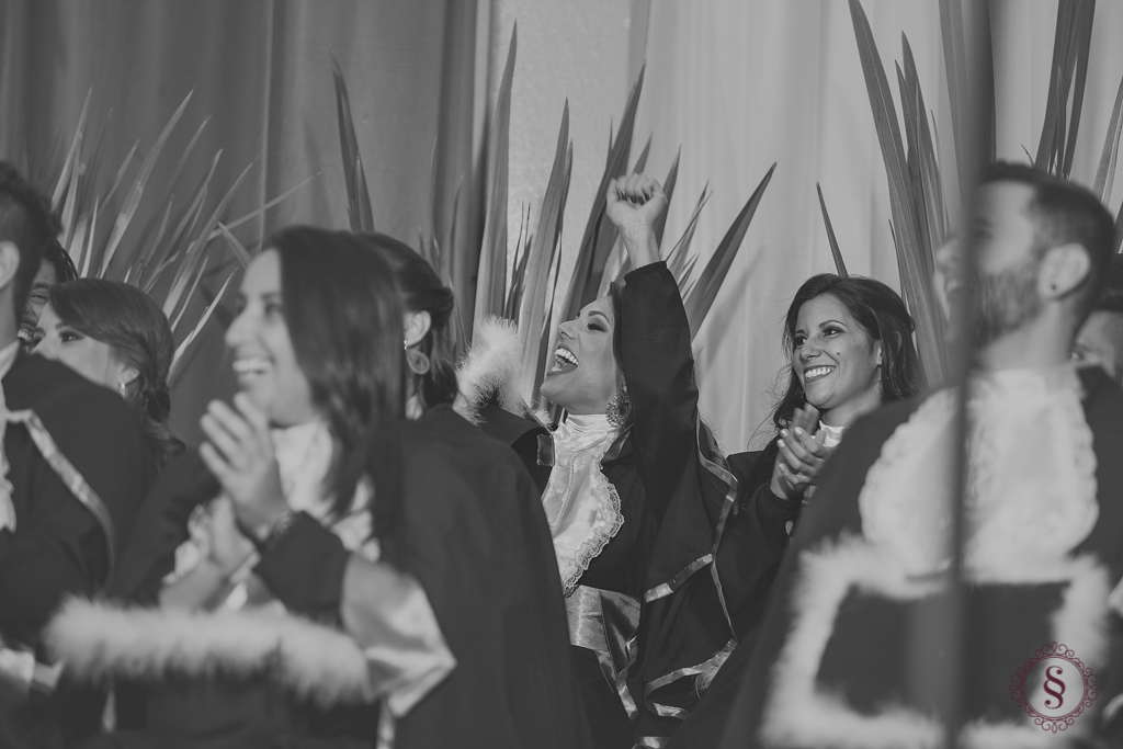 comemoração da formanda no palco