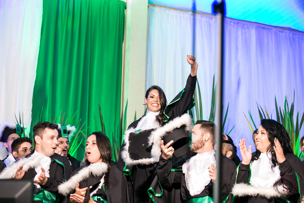 comemoração da formanda no palco