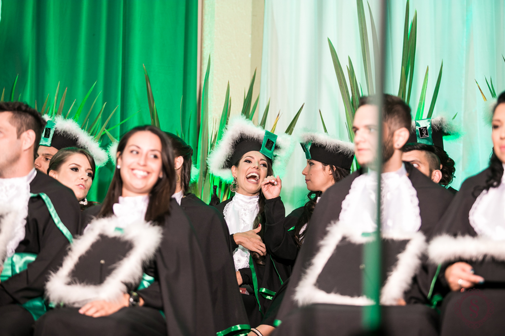 comemoração da formanda no palco