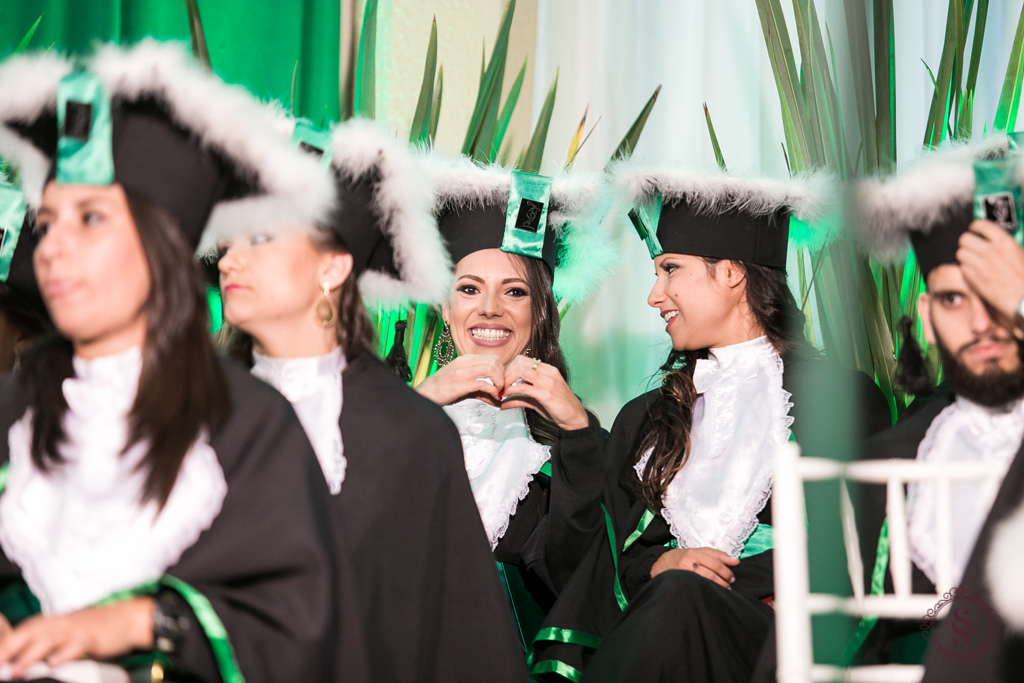 comemoração da formanda no palco