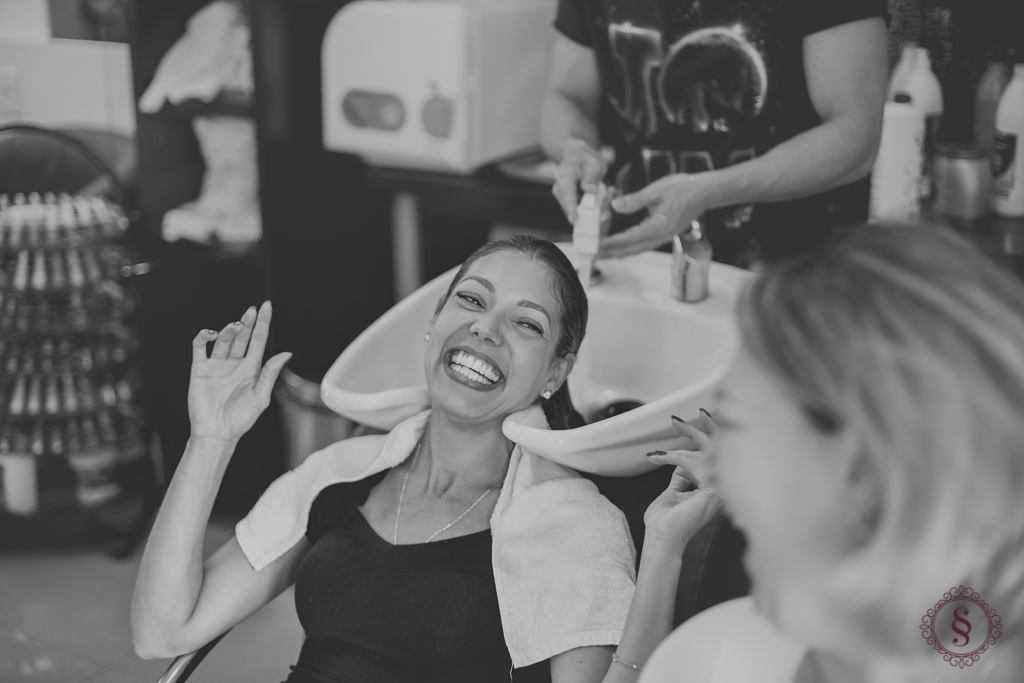 formanda no making of lavando cabelo
