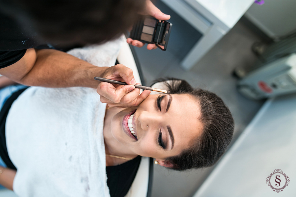 formanda fazendo maquiagem