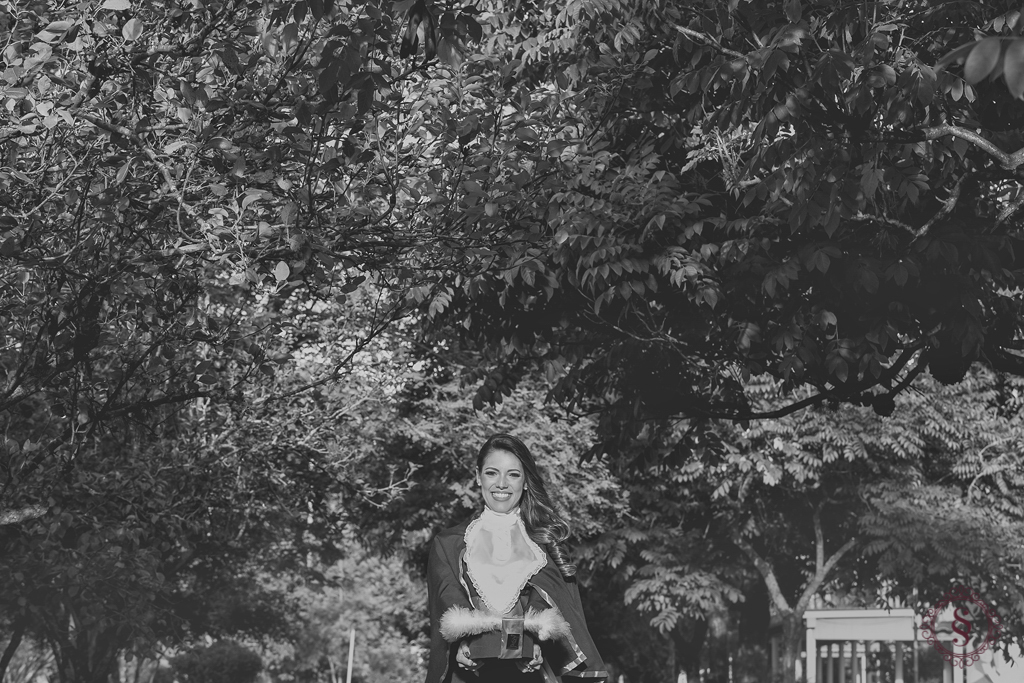 formanda vestida com a toga para colação de grau