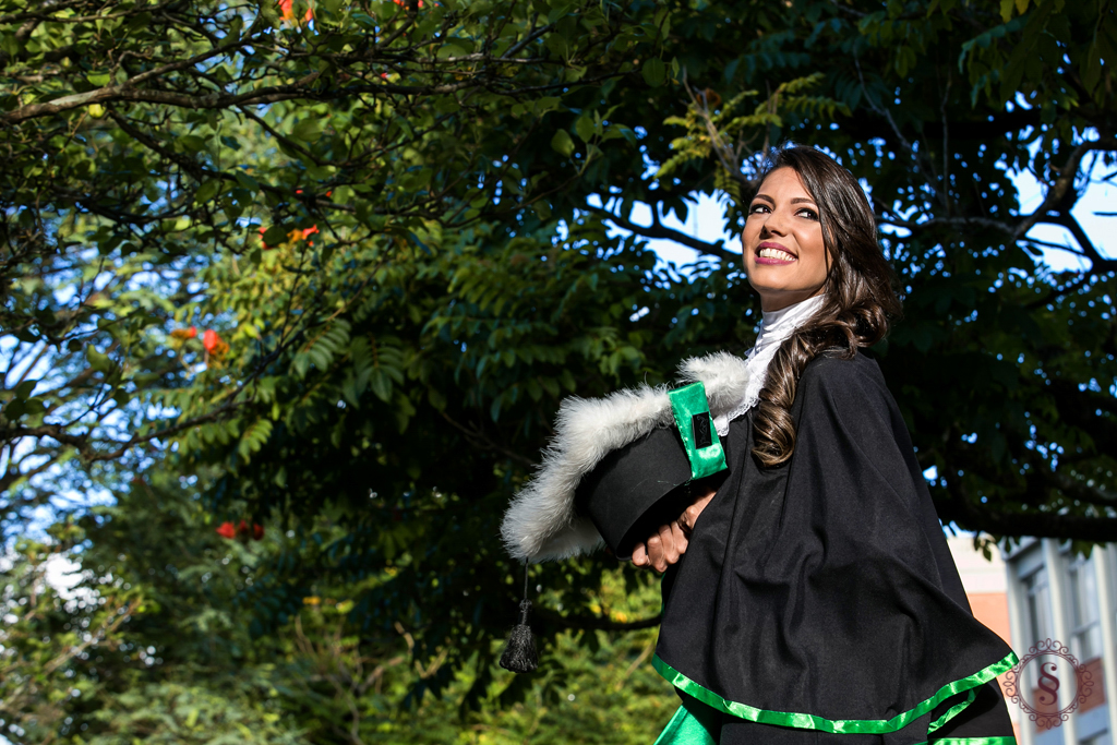formanda vestida com a toga para colação de grau