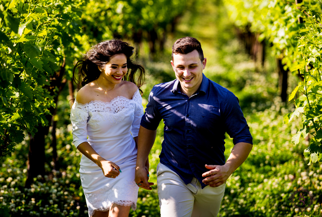 noivos correndo em parreira de uva