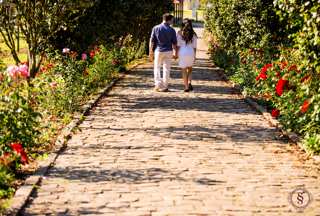 casal caminhando em estrada de pedra