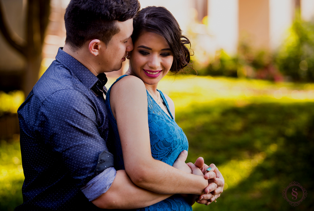 noivos abraçado luz do dia