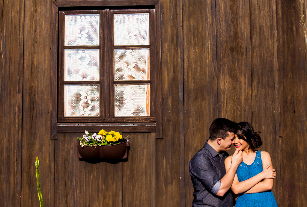 casal abraçados em frente da janela