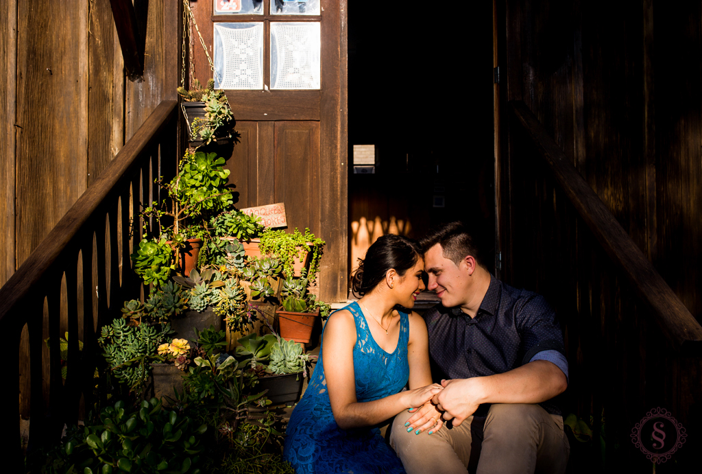 noivos sentado na porta de casa entiga