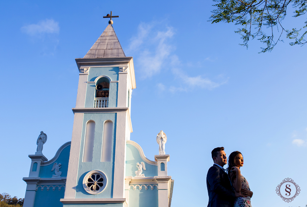 noivos na frente da igreja