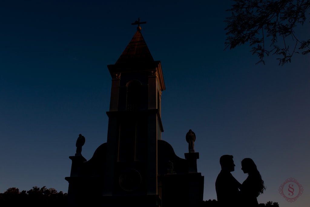 noivos na frente da igreja