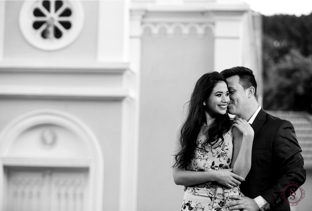 noivos abraçados na frente da igreja