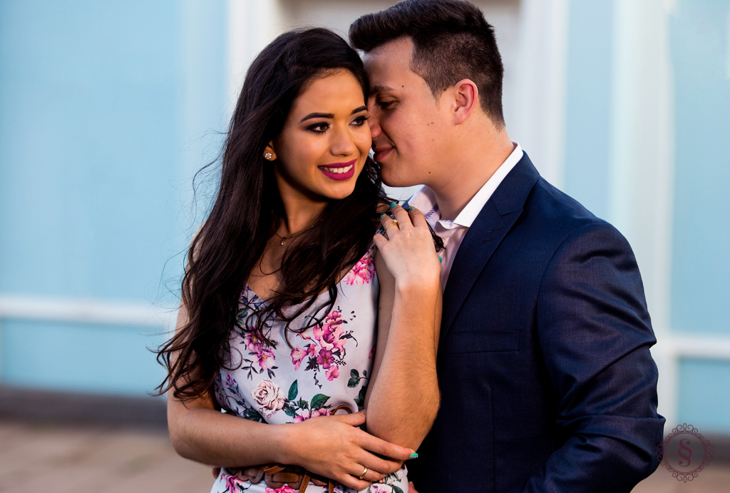 noivos abraçados na frente da igreja