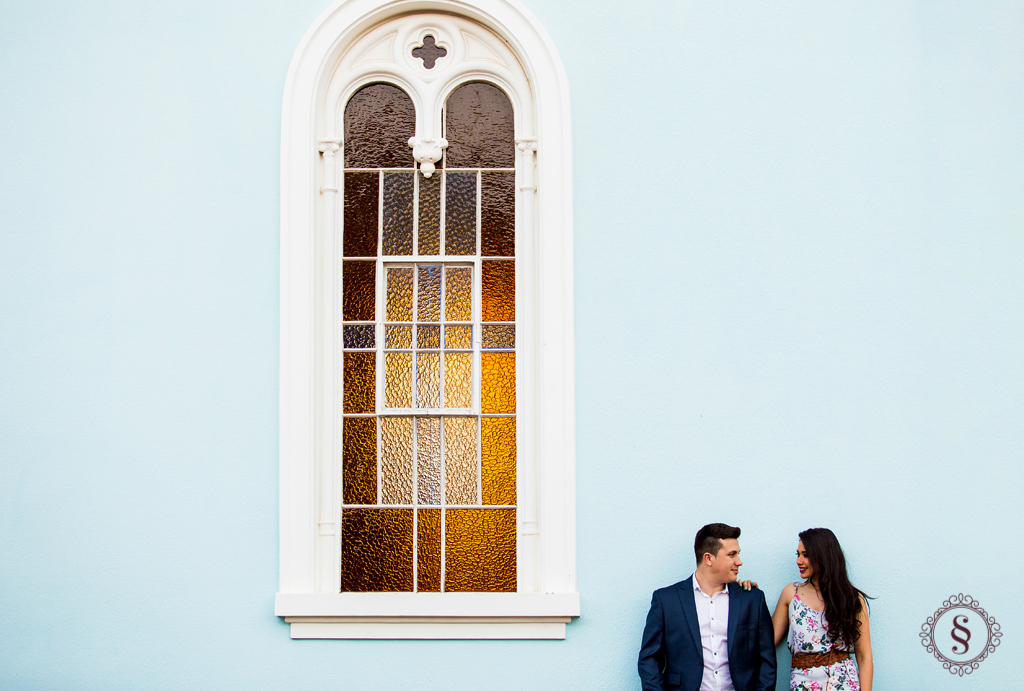 noivos abraçados na frente da janela