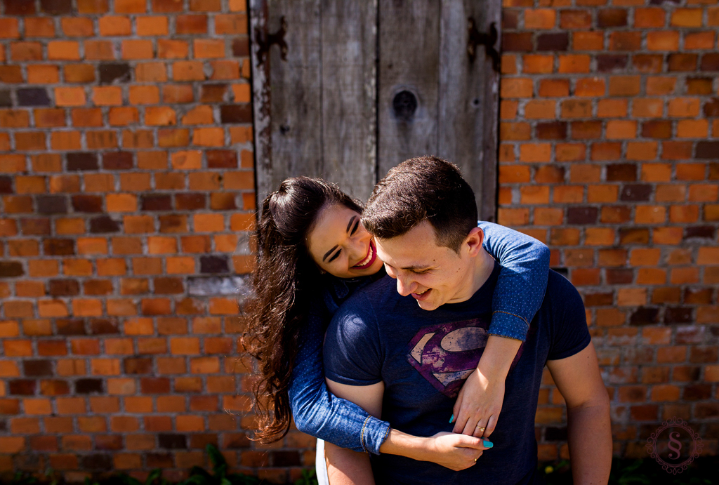 casal abraçados em frente da janela