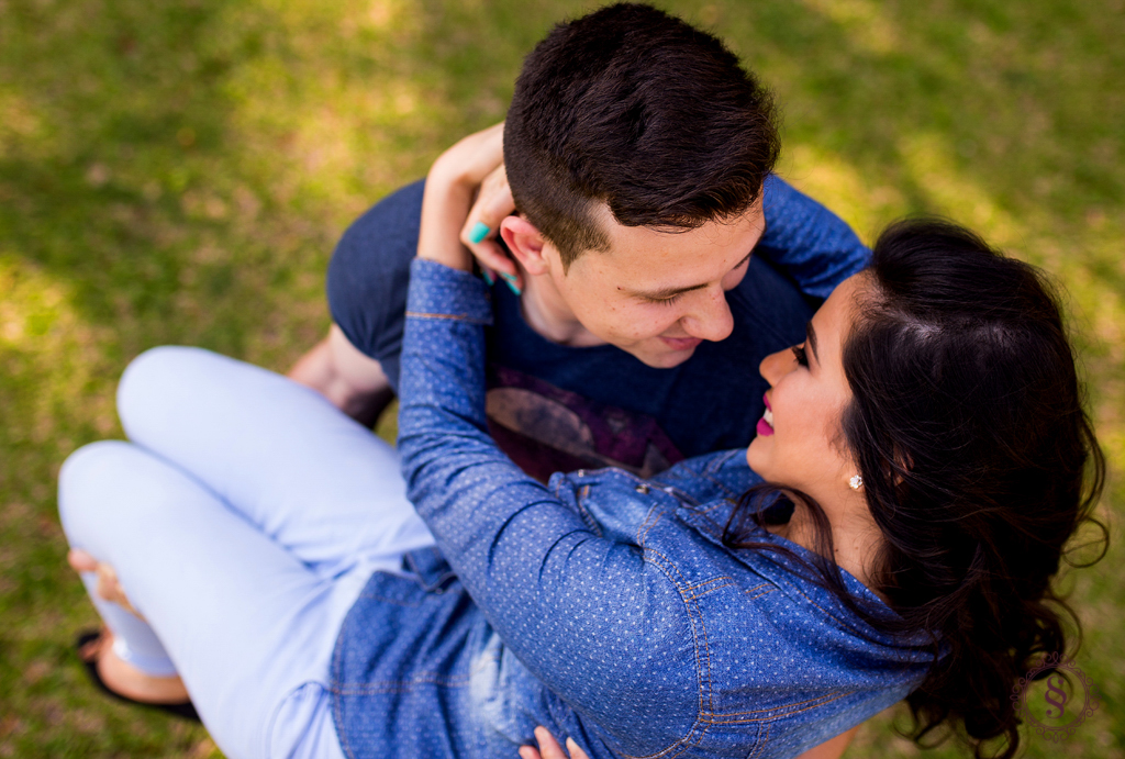 noivo carrega noiva no colo