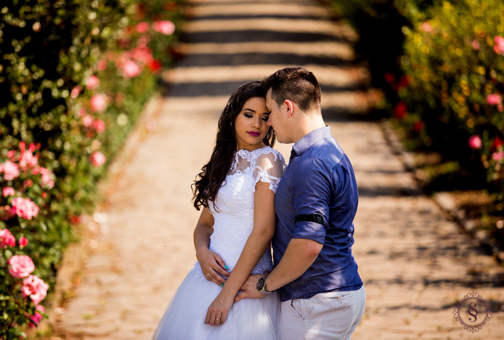 noivos abraçados no caminho de pedras