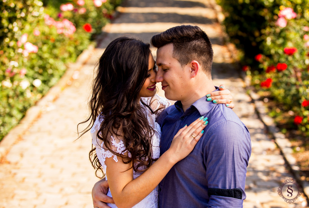 noivos abraçados no caminho de pedras