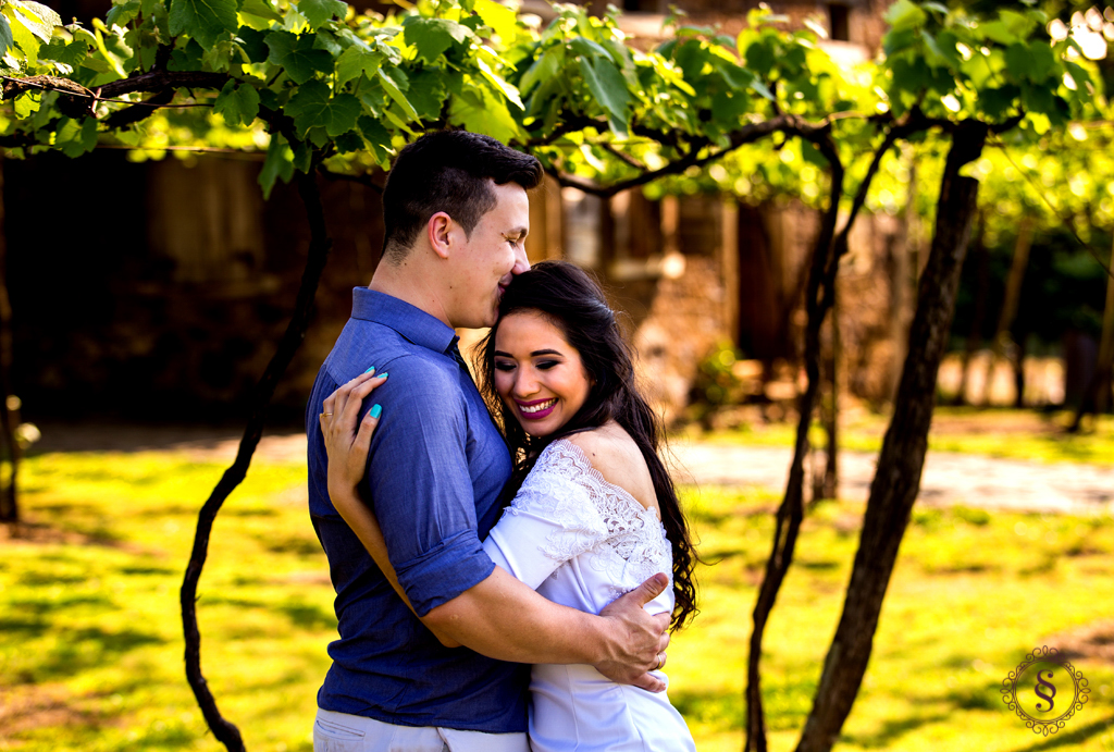 noivos abraçados na parreira de uva