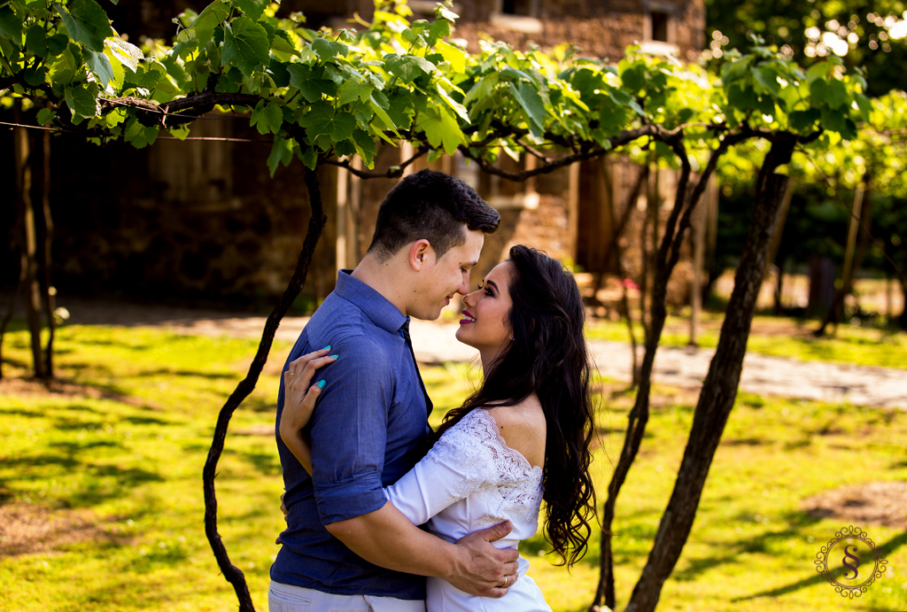 noivos abraçados na parreira de uva